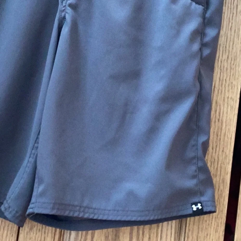 Under Armour heatgear, loose fit Men's Gray Shorts. Size 30